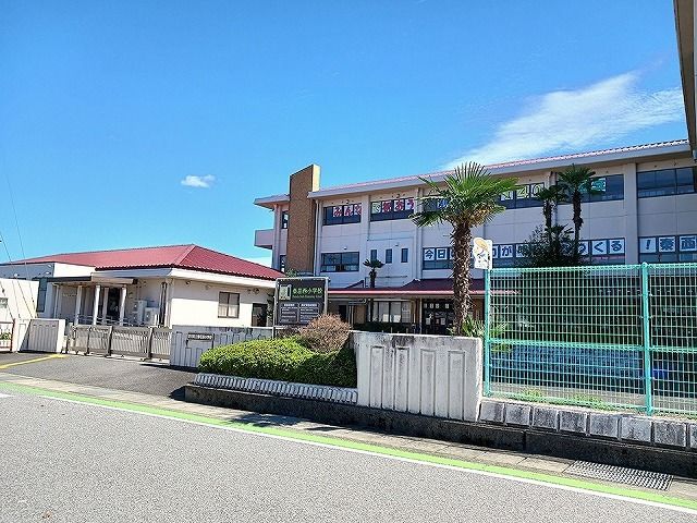 近くの愛荘町立秦荘西小学校まで600m（徒歩8分）