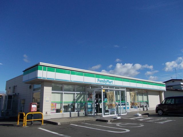 近くのファミリーマートまで750m（徒歩10分）