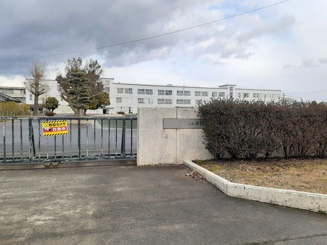 近くの一宮市立　起小学校まで400m（徒歩5分）