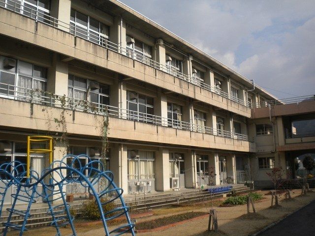 近くの貞光小学校まで750m（徒歩10分）