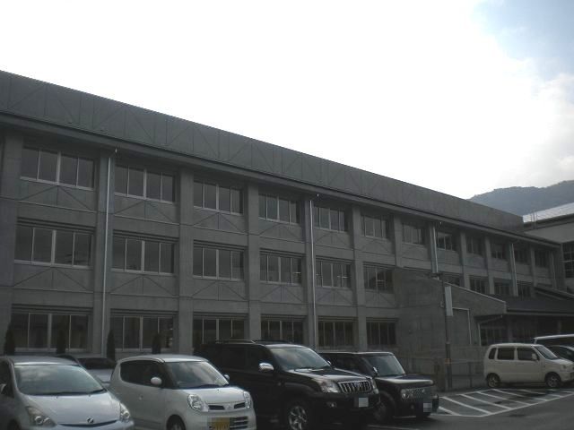 近くの貞光中学校まで550m（徒歩7分）