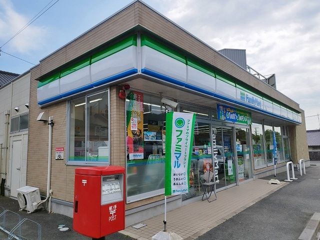 近くのファミリーマートまで290m(徒歩4分)