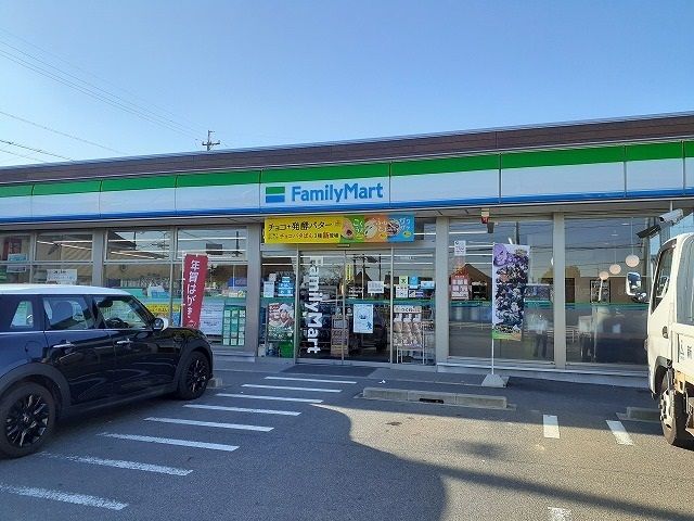 近くのファミリーマート碧南東山町店まで446m(徒歩6分)