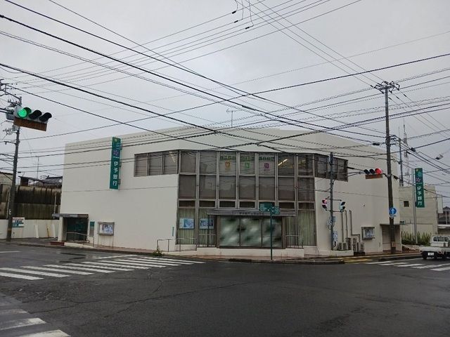 近くの伊予銀行三津浜支店様まで1,200m（徒歩15分）