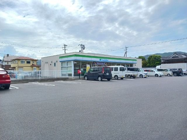 近くのファミリーマート隼人日当山店まで350m（徒歩5分）