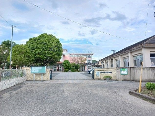 近くの日当山中学校まで700m（徒歩9分）