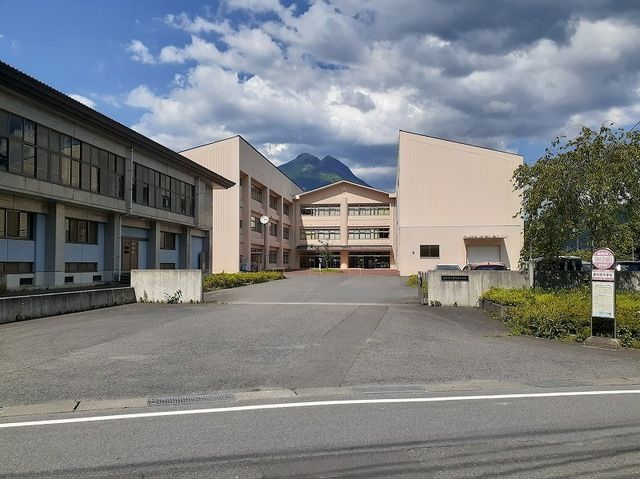 近くの由布市立湯布院中学校まで30m（徒歩1分）