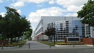 近くの旭川市立神居小学校まで700m（徒歩9分）