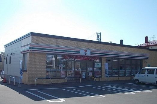 近くのセブンイレブン神居３条店まで65m（徒歩1分）