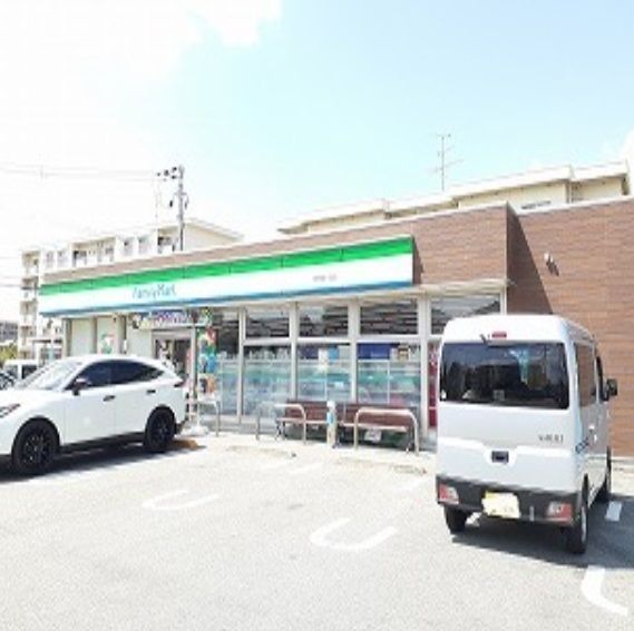近くのファミリーマートまで400m（徒歩5分）