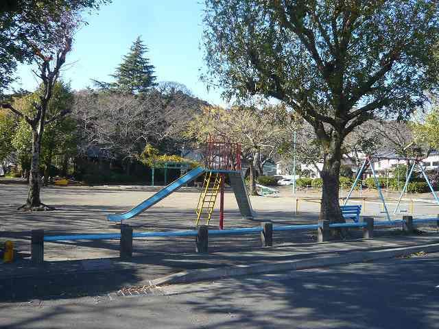 近くの山崎公園まで800m(徒歩10分)