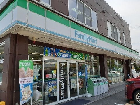 近くのファミリーマート新根塚町２丁目まで400m（徒歩5分）