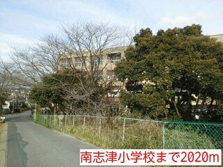 近くの南志津小学校まで2,020m(徒歩26分)