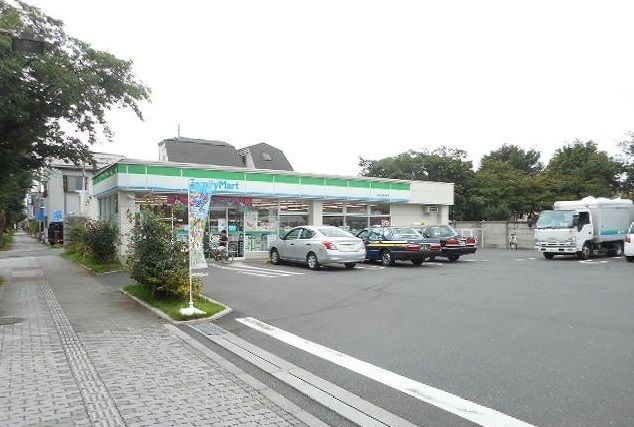 近くのファミリーマートまで150m（徒歩2分）