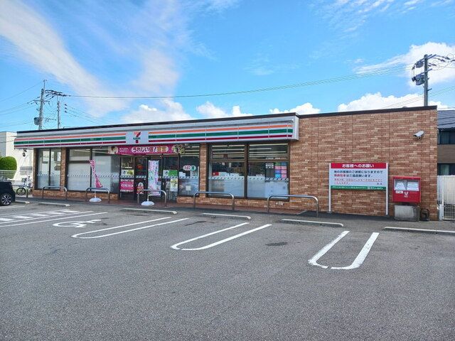 近くのコンビニまで210m（徒歩3分）