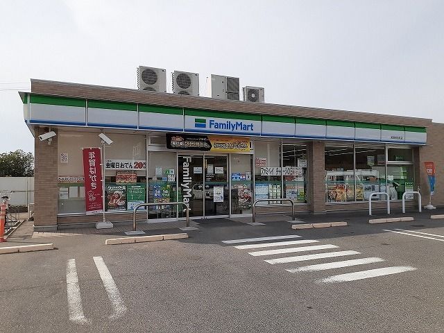 近くのファミリーマート常滑若松町店まで379m（徒歩5分）