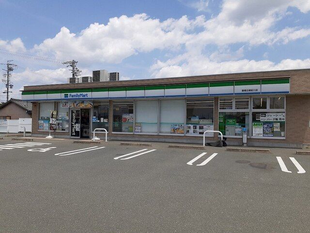 近くのファミリーマートまで500m(徒歩7分)