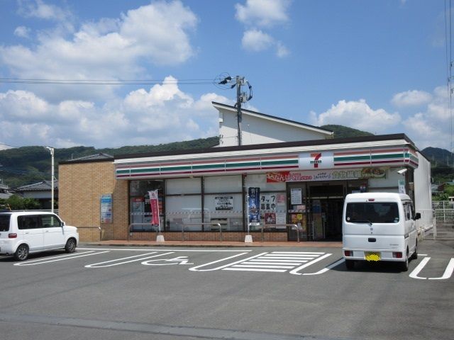 近くのセブンイレブンまで580m（徒歩8分）