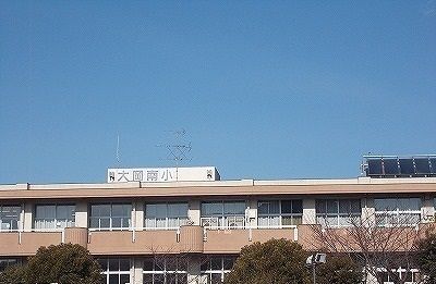 近くの沼津市立大岡南小学校まで500m（徒歩7分）