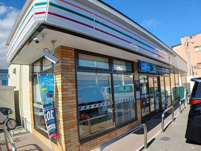 近くのコンビニまで620m（徒歩8分）