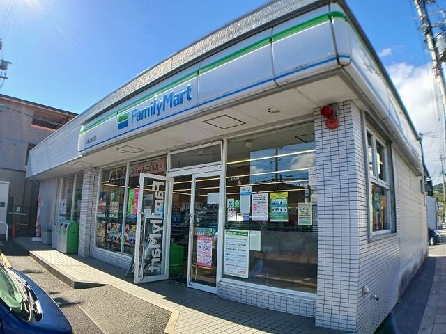 近くのコンビニまで700m（徒歩9分）