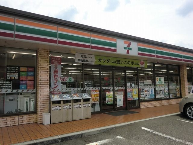 近くのセブンイレブン東海学院大学前店まで450m（徒歩6分）