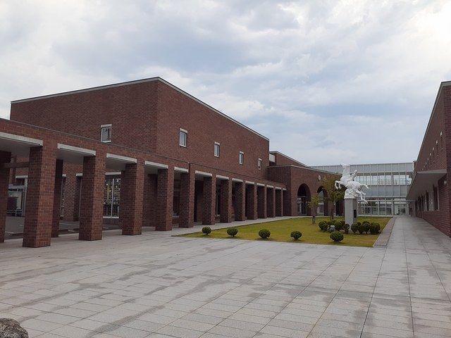 近くの糸魚川小学校まで1,534m（徒歩20分）