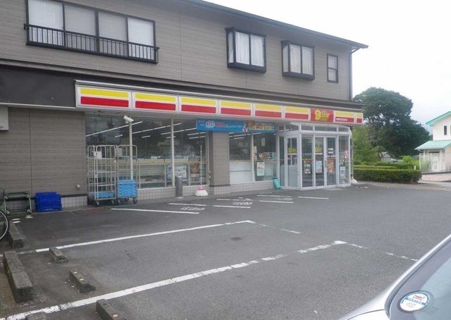 近くのニューヤマザキデイリーストアまで200m（徒歩3分）