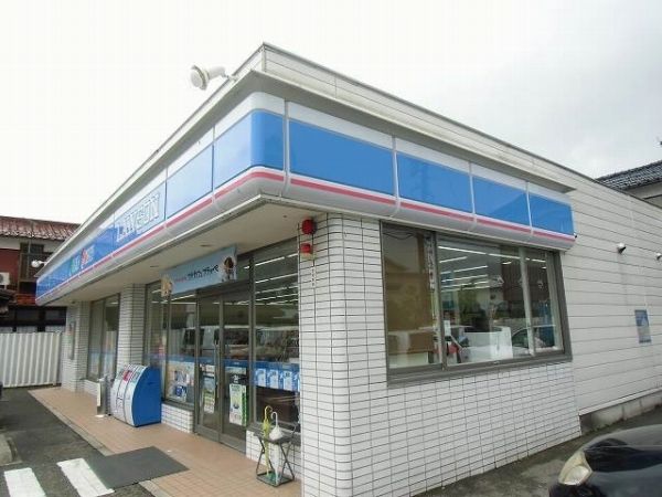 近くのローソンまで180m（徒歩3分）