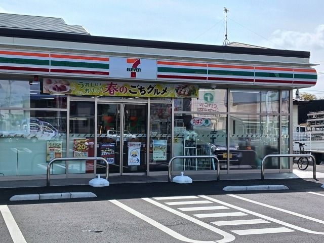 近くのコンビニまで300m（徒歩4分）