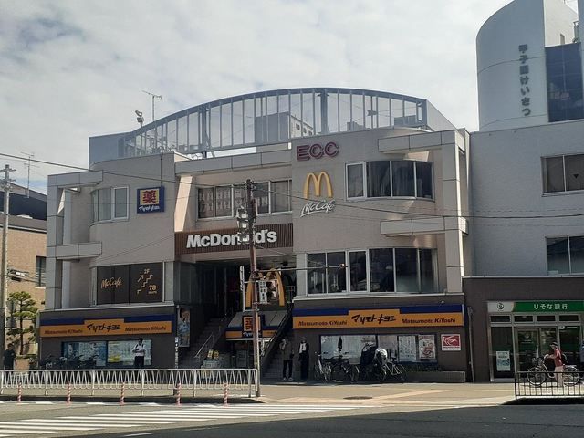 近くのマクドナルド甲子園球場前店様まで500m(徒歩7分)