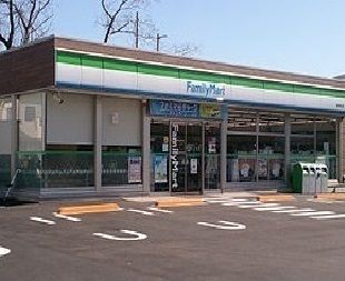 近くのファミリーマートまで400m（徒歩5分）