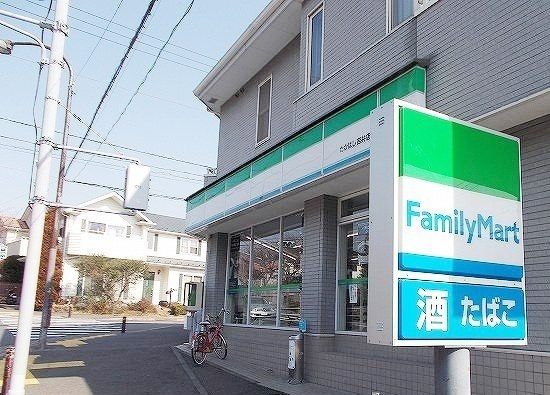 近くのファミリーマートたかはし吉井店まで513m（徒歩7分）