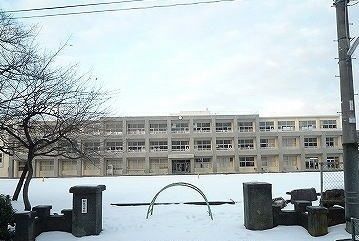 近くの加茂小学校まで1,400m（徒歩18分）