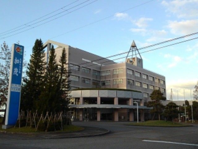 近くの加茂市役所まで2,100m（徒歩27分）