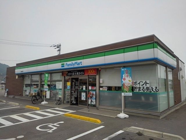 近くのファミリーマート三豊詫間町店まで800m(徒歩10分)