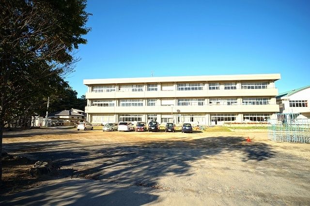 近くの三重小学校まで750m(徒歩10分)