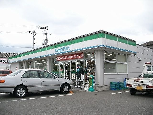 近くのファミリーマートさんまで240m（徒歩3分）