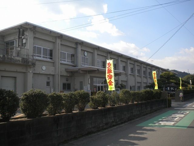 近くの学島小学校まで800m（徒歩10分）
