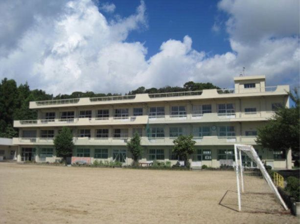 近くの芝田小学校まで1,300m（徒歩17分）