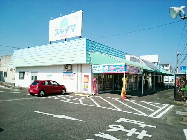 近くのドラッグスギヤマ木曽川店まで560m（徒歩7分）