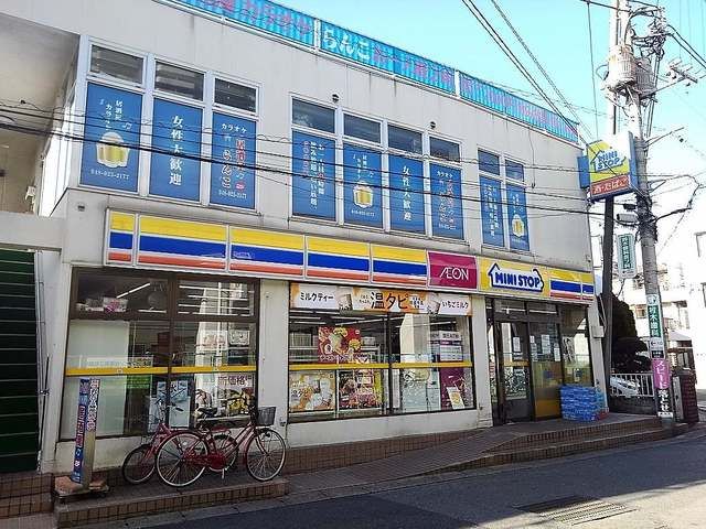 近くのミニストップ谷塚駅前店まで700m（徒歩9分）
