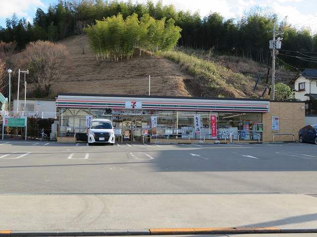 近くのセブンイレブンまで550m（徒歩7分）