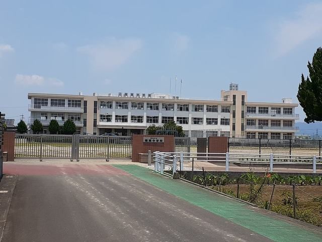 近くの陵南中学校まで1,600m(徒歩20分)