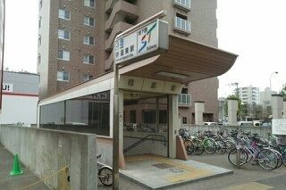 近くの地下鉄新道東駅まで900m(徒歩12分)