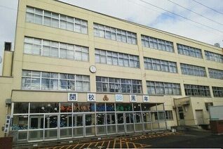 近くの栄南小学校まで450m(徒歩6分)