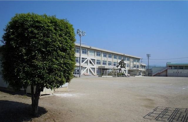 近くの笛吹市立春日居小学校まで700m（徒歩9分）