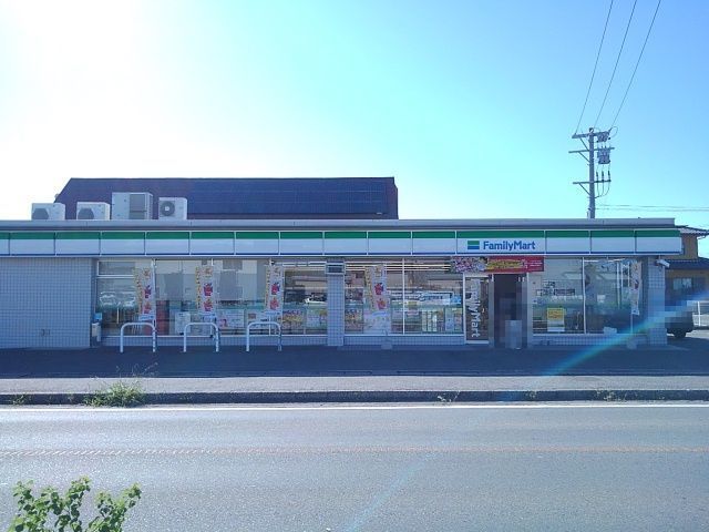 近くのファミリーマート楠町東店まで600m（徒歩8分）