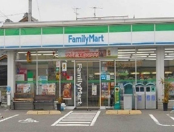 近くのコンビニまで300m（徒歩4分）