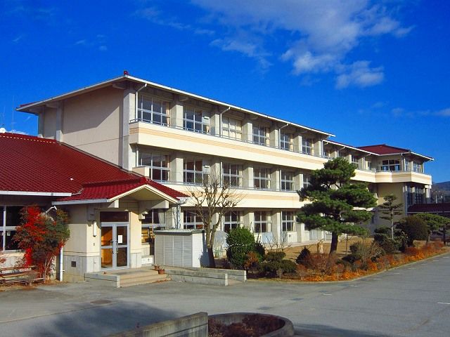 近くの東中学校まで786m（徒歩10分）